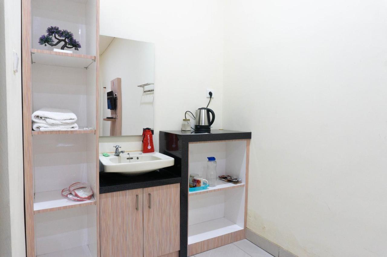 Reddoorz Syariah Near Sultan Muhammad Kaharuddin Airport 호텔 Sumbawa Besar 외부 사진